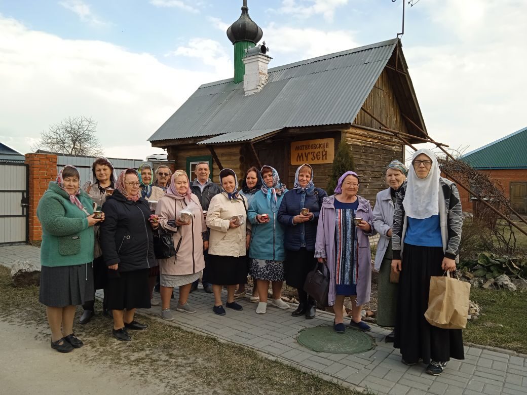 Деревня. Святые места. Новый год в деревне. Домик при монастыре.